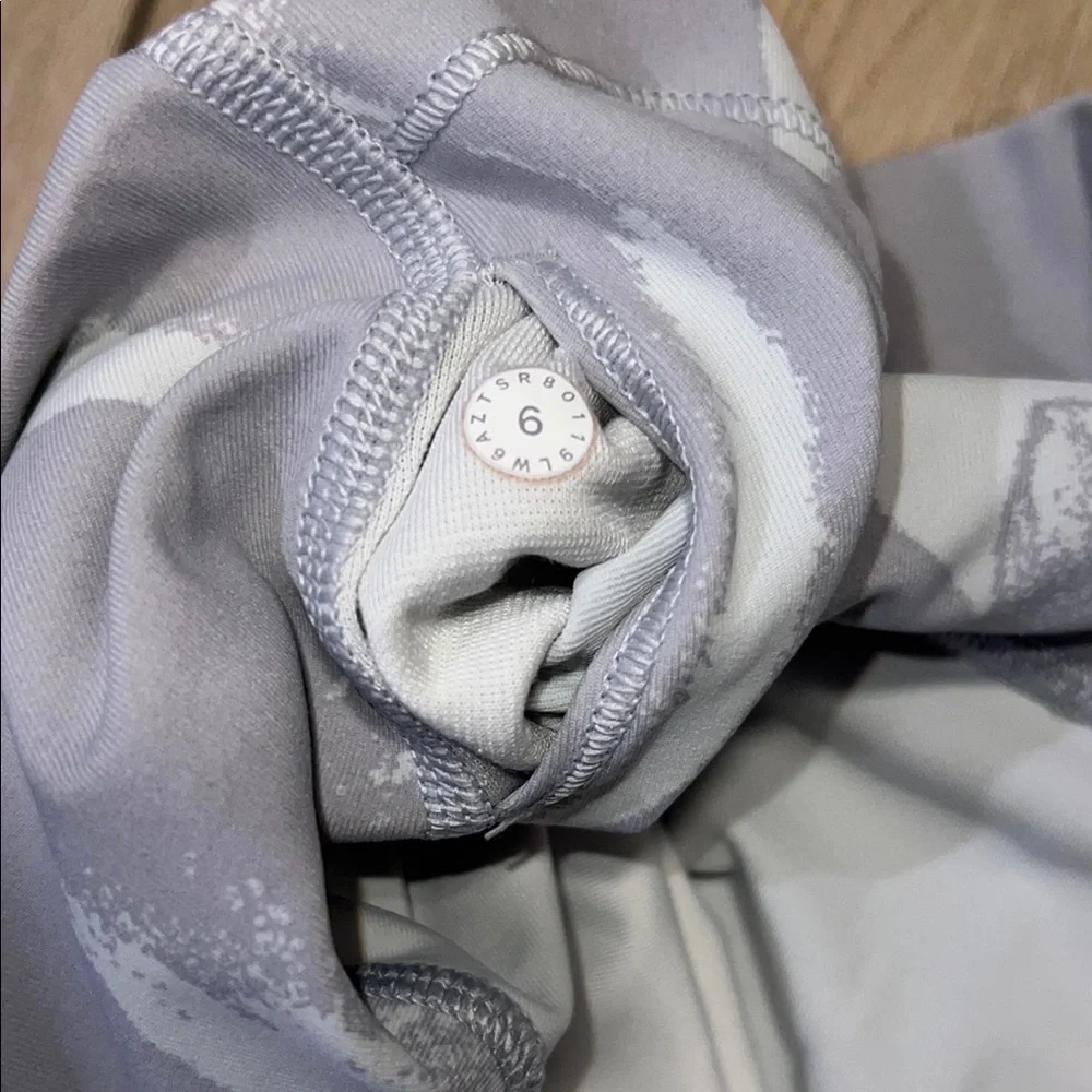 EUC - Lululemon Wunder Under Crop Capri Gray and White Leggings - Picture 5 of 7